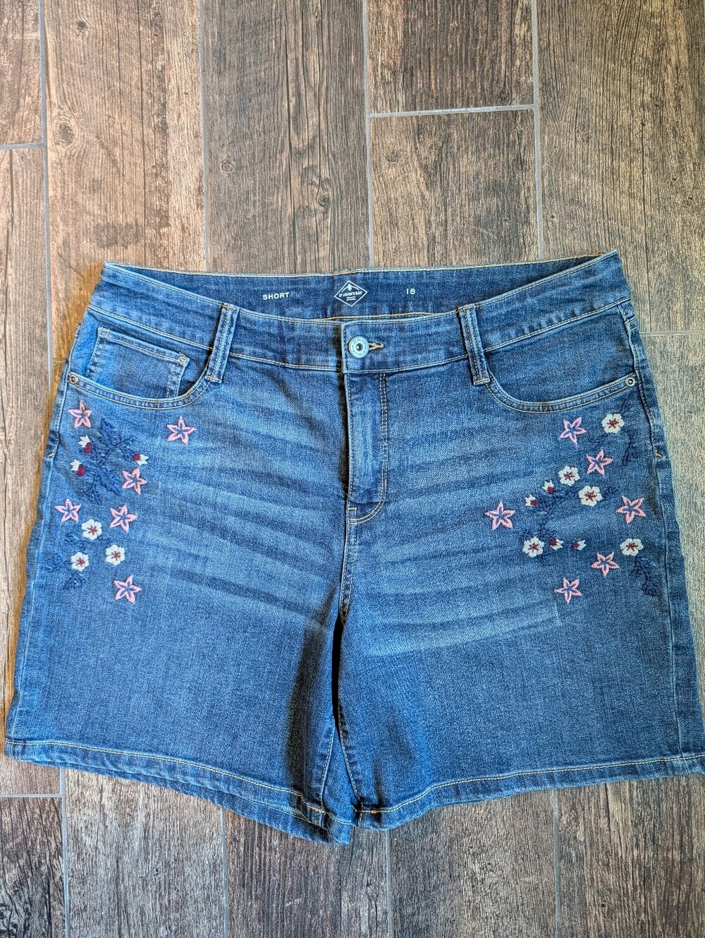 St. John's Bay Blue Jean Denim Shorts Embroidered Floral Detail Size 18
